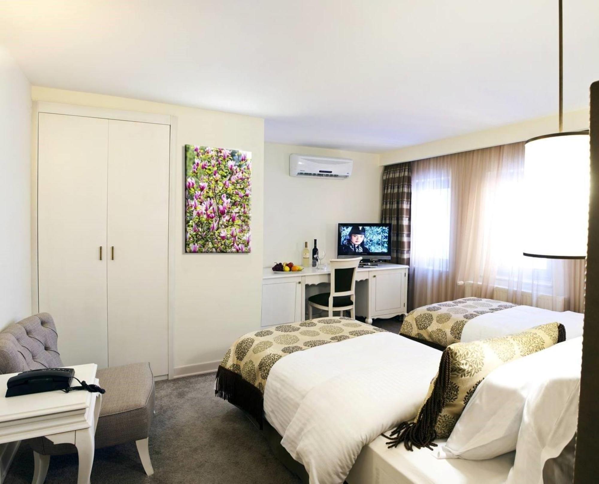 Taximtown Hotel Istanbul Bagian luar foto
